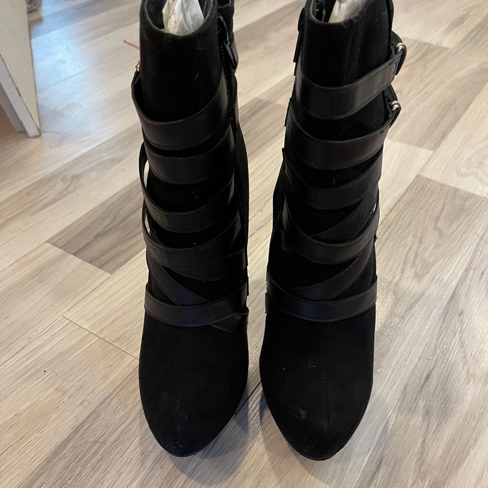 Black ankle heeled boots - Picture 2 of 4